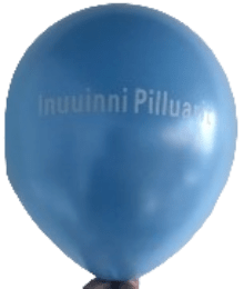 Ballonner Røde med tekst: Inuuinni Pilluarit (blå billede)