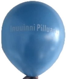 Ballonner Blå med tekst: Inuuinni Pilluarit.